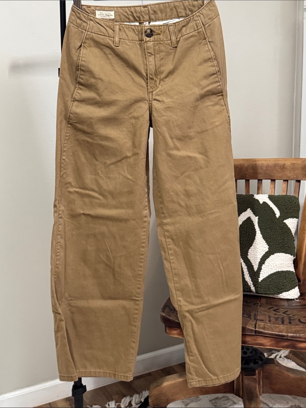 Levi’s Premium Women’s Size 24 Tan Khaki Straight Leg Pants 100% Cotton